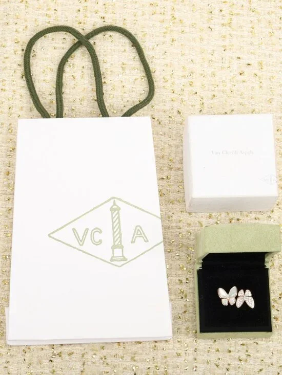 VCA's Two Butterfly Between the Finger Ring - Picture 6 of 6